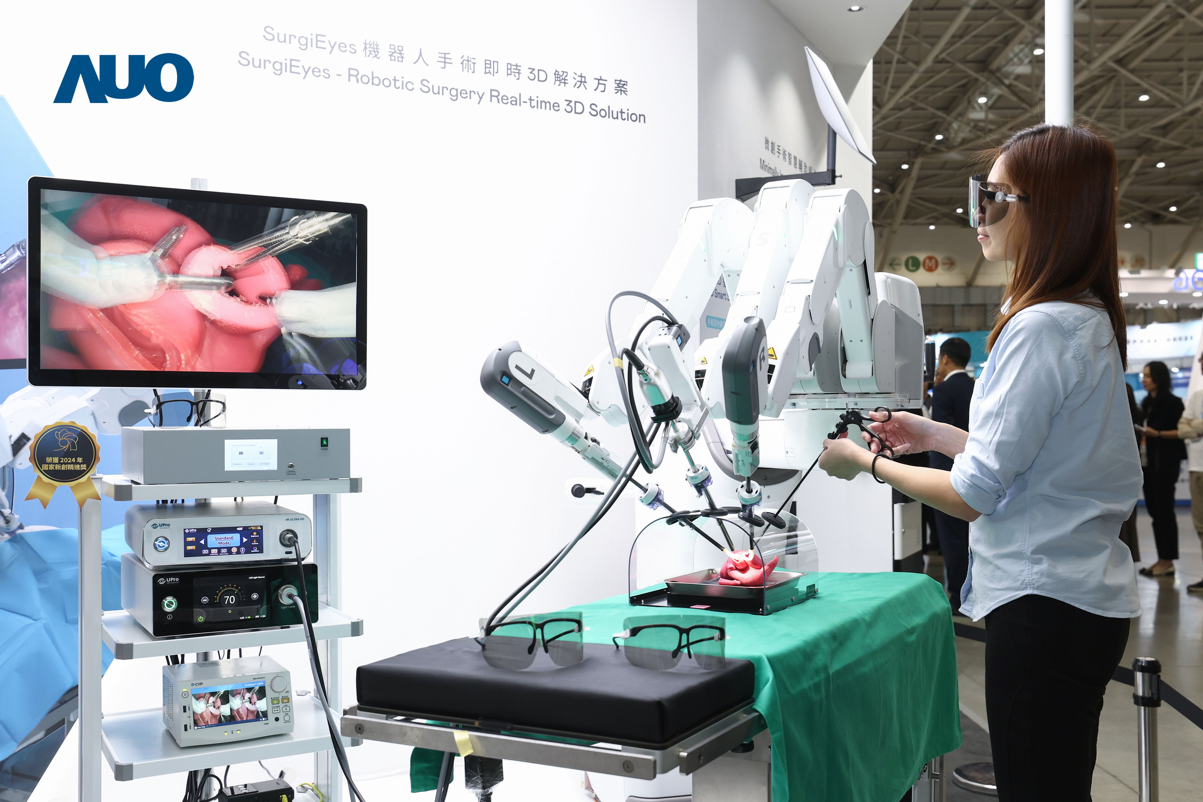 �_�����I�ȵ�3D�@ʾ���g�Ƴ���SurgiEyes�C�������g���r3D��Q���������������M3D�D��̎���c����3D��ֱ��ҕ�����Vɫ����@ʾ���g�����g�F꠿Ɍ��rͬ�������t��ҕ�ǿ�������3DӰ��������ͨЧ���c��ȫ����