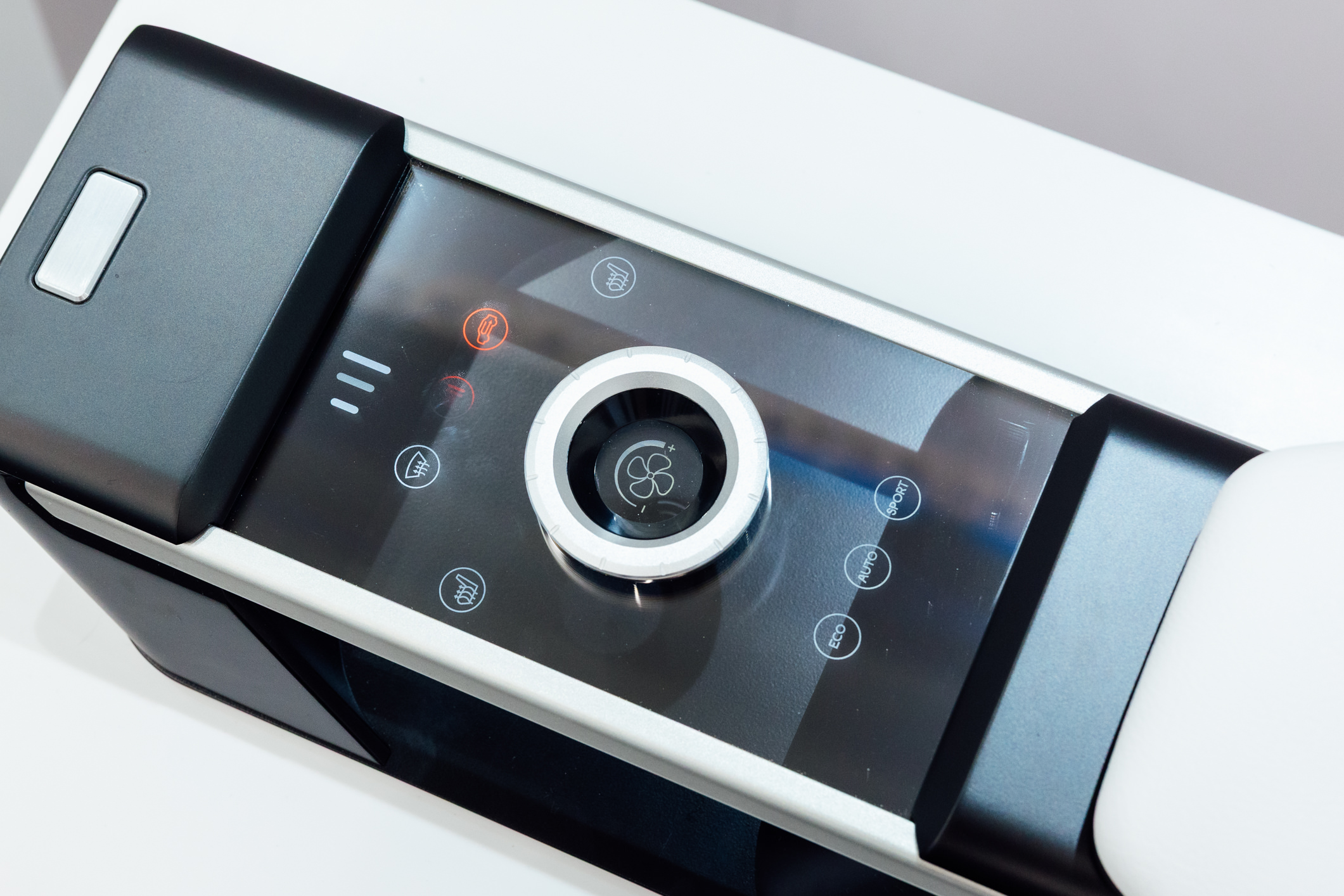 �ԘO���OӋ�����CrystalSense Console����������օ^���턓��ͻ�ƣ��������[���ں��s�����^�У������ÑҸ�ʽ���o���䲣������c�����|�X��?�����|�E���|݅���ֹ���r������ṩֱ�������h���Ļ������?��